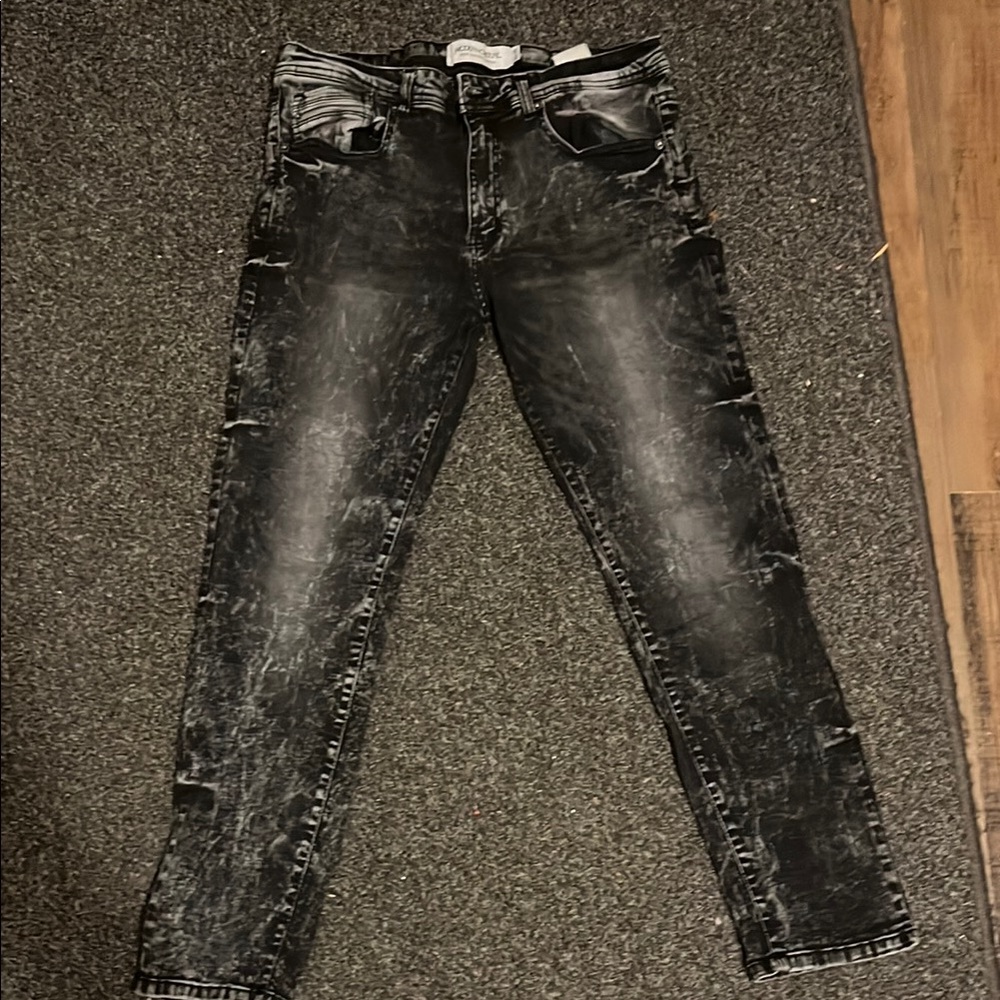 Sleek Black Skinny Jeans with Distressed Details